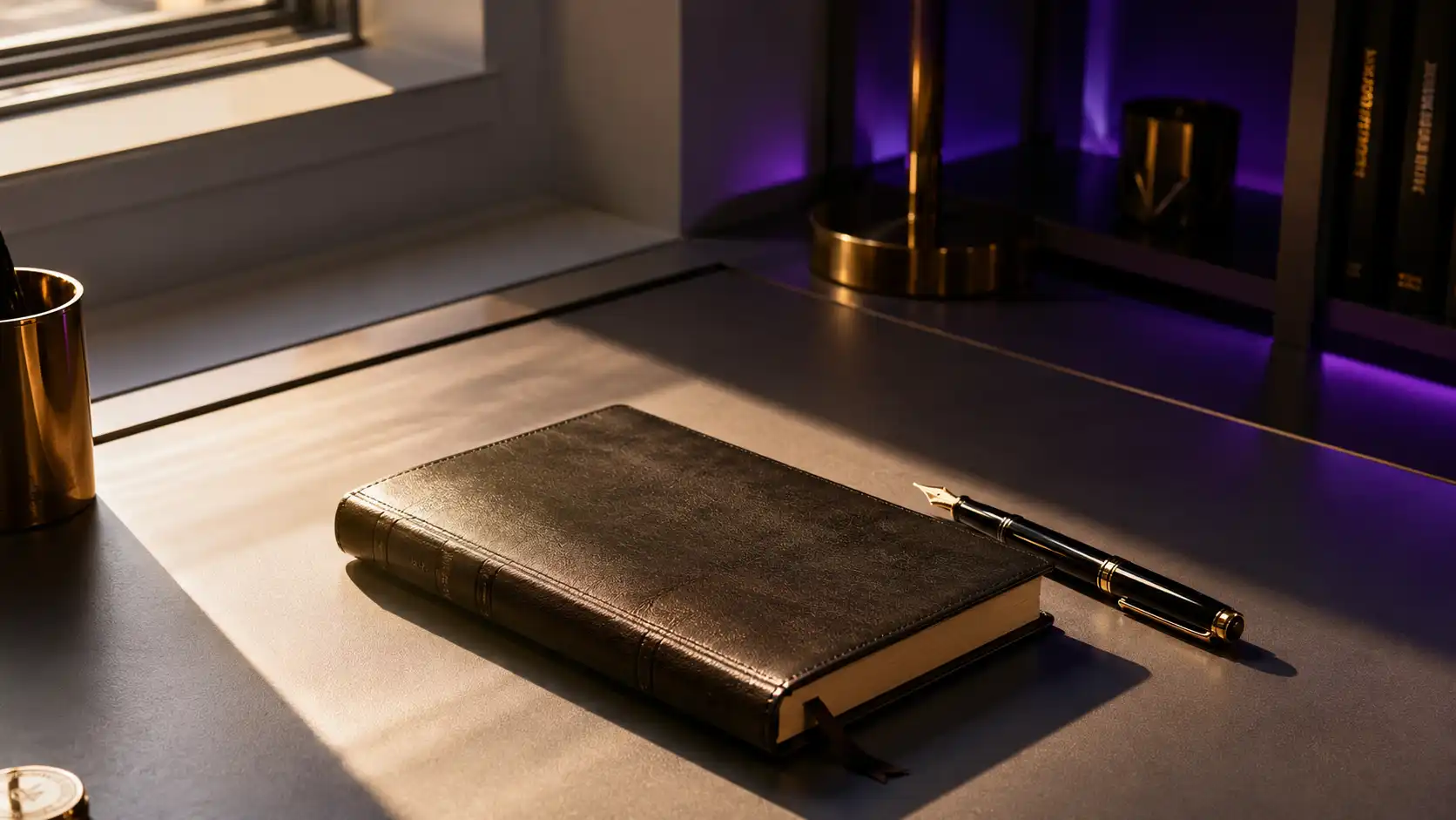 Cuaderno de cuero de notas e instrumental de escritura con tonos oscuros y luz cálida